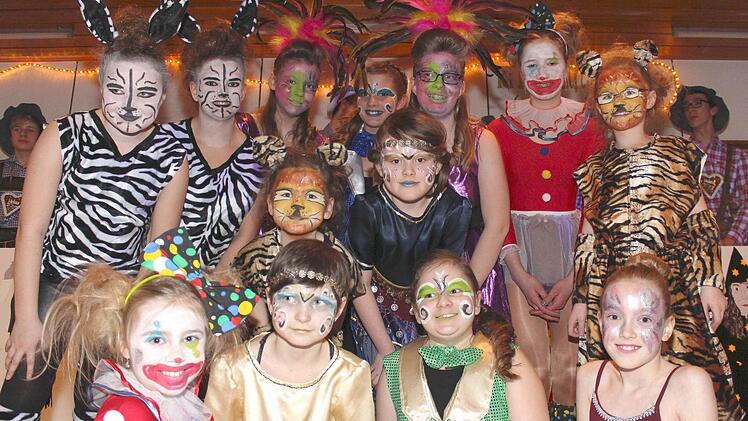 Bitte alle lächeln! Ein farbenprächtiges Gastspiel brachten die Tanzmäuse aus Holzhausen mit ihrem Zirkus auf die Bühne.