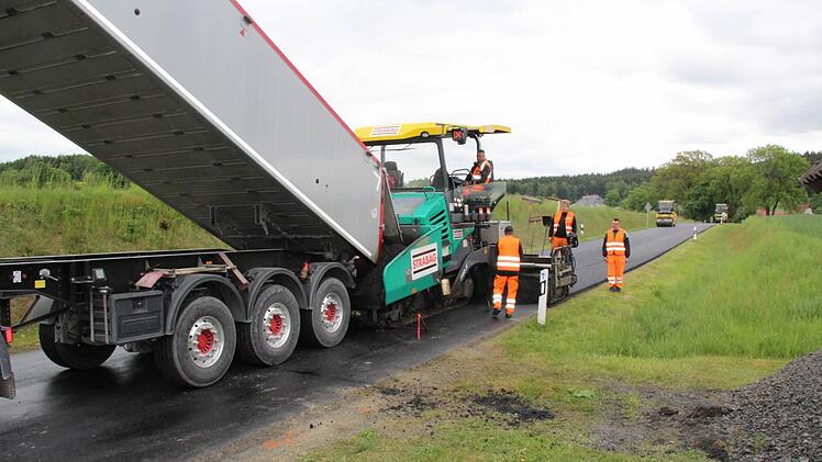 Auf einer Länge von 1,5 Kilometern wird die Strecke zwischen Marienweiher und Steinbach saniert. Das lässt sich der Landkreis rund 130 000 Euro kosten. Foto: Matthias Beetz