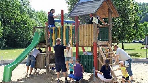 Das Spielh&auml;uschen wird gestrichen. Foto: Frauenunion