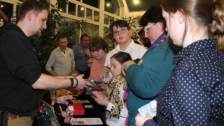 Nicht nur die kleinen Fans haben Amanda ins Herz geschlossen, sondern auch die großen. Foto: Sonja Adam