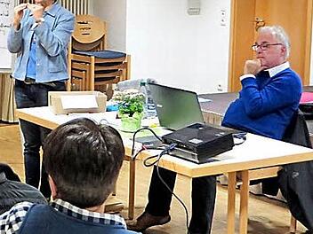 Intensiv und angeregt diskutierte die Vollversammlung des Dekanatsrats Haßberge über das Thema der Pastoralentwicklung. Abschließend kam man überein, den ohnehin unaufhaltbaren Prozess aktiv mitzugestalten. Im Bild Klaudia Schwarz und Günther Schmitt. Foto: Sabine Weinbeer