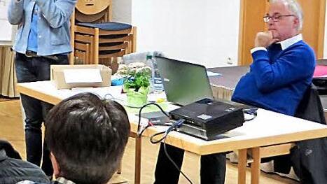 Intensiv und angeregt diskutierte die Vollversammlung des Dekanatsrats Haßberge über das Thema der Pastoralentwicklung. Abschließend kam man überein, den ohnehin unaufhaltbaren Prozess aktiv mitzugestalten. Im Bild Klaudia Schwarz und Günther Schmitt. Foto: Sabine Weinbeer
