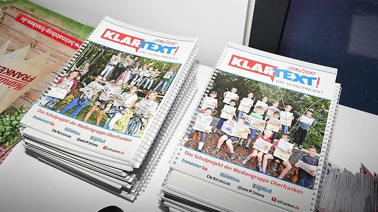 Rund 30 Lehrerinnen und Lehrer kamen am Donnerstagabend in das Druckzentrum der Mediengruppe Oberfranken: Unter dem Motto "KLARTEXT! bewegt was" bekamen sie viele Impulse für einen spannenden Medienunterricht. Foto: Ronald Rinklef