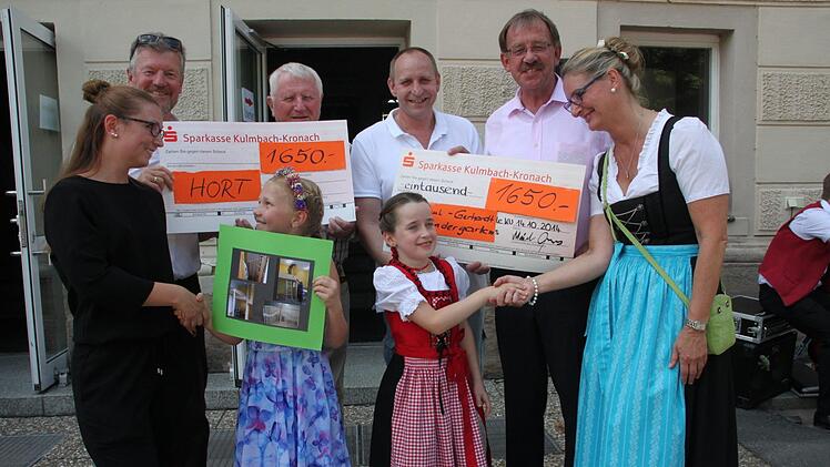 Bei einem Spendenlauf der Pestalozzischule kamen 3300 Euro zusammen. Darüber freuten sich (von links) die Leiterin des Ökumenischen Kinderhorts, Elisabeth Hirsch, Schulleiter Karl Schmidt, Nina Gette, Hans-Dieter Pöhner vom Fördererverein der Schule, Elternbeiratsvorsitzender Tino Enzmann, Ida Groh, Bürgermeister Stefan Schaffranek und die Leiterin des Paul-Gerhardt-Kindergartens, Monika Hoffmann. Foto: Stephan Stöckel