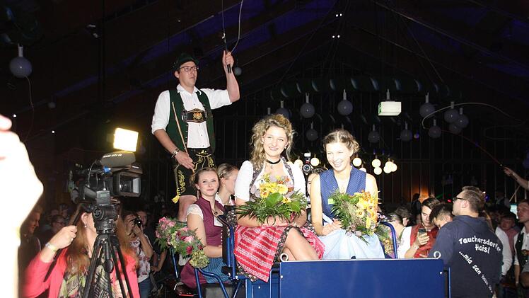 Mit der Kutsche werden die Mädchen in die Halle gefahren.Achim Schnapp