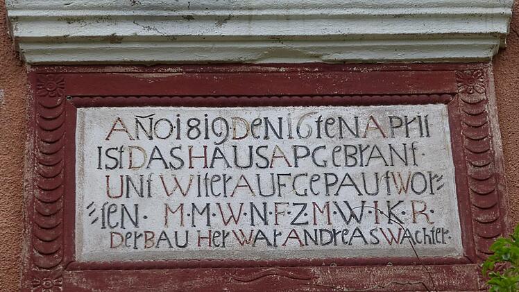"Anno 1819 den 16ten April ist das Haus apgebrant unt witer aufgebaut worten - MMWNFZMWIKR - Der BauHer war Andreas Wachter" - so kann man heute noch bei der Hammermühle lesen. Foto: Siegfried Sesselmann