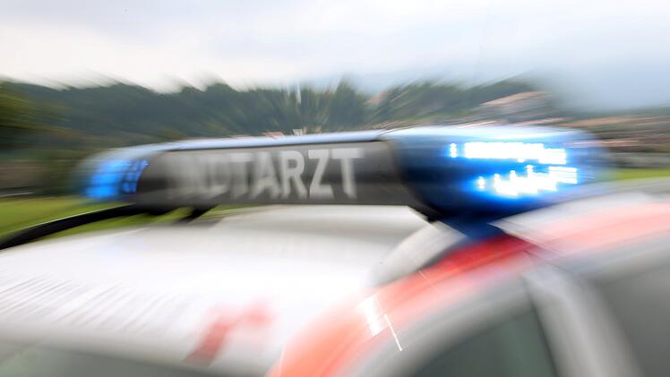 Am Mittwochvormittag (14.04.) wollte eine 81-jährige Autofahrerin in die Kronacher Straße abbiegen und stoß dabei frontal mit einem 39-jährigen Fahrer eines Pflegedienstfahrzeugs zusammen. Symbolfoto: Stephan Jansen/dpa