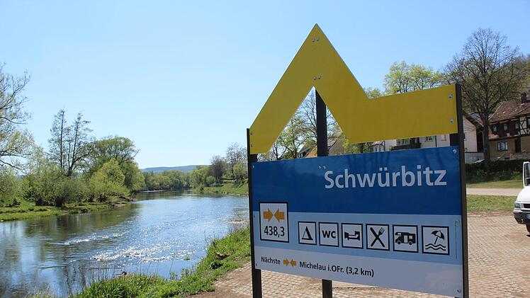 Die neue Hinweistafel "Die Gelbe Welle" für KanufahrerHorst Habermann