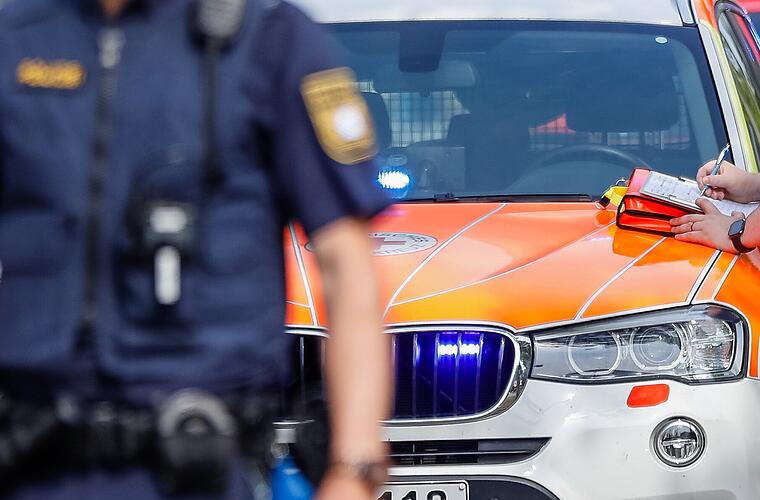 Frontalcrash auf B22 im Kreis Bamberg: Zwei Verletzte, zwei Fahrzeuge Schrott