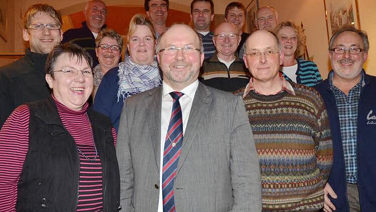 Der neue Vorstand mit dem Ausschuss des Vereins Schwimmbadfreunde Weißenbrunn (vorne von links): Ruth Tölg, Egon Herrmann, Axel Witthauer, Bernd Schneider; (zweite Reihe, von links) Michael Bohl, Andrea Ballhaus, Katja Richter, Ernst Roth, Christa Katholing; (hinten von links) Hans Preinl, Claus Häublein, Ulrich Müller, Ralf Knöchel und Herbert Spindler. Foto: K.-H. Hofmann