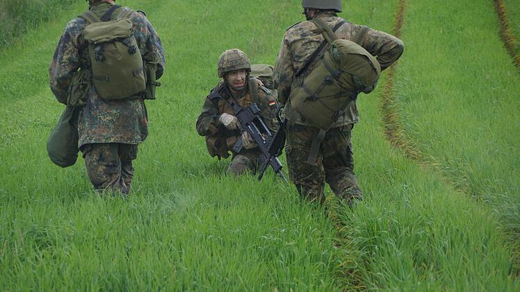 Soldaten laufen zum Sammelpunkt.