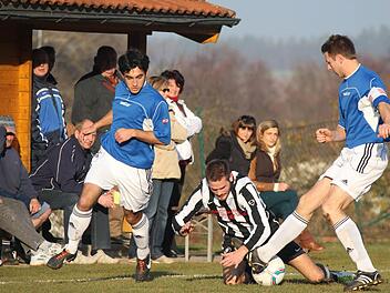 Noch immer ist nicht klar, ob Kasendorf II (blaue Trikots) oder Thurnau (schwarz-weiß) nächste Saison in der Fußball-Kreisklasse 2 Bamberg spielen muss.  Foto: Herbert Georgius