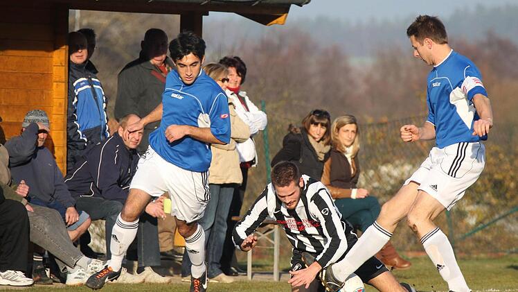 Noch immer ist nicht klar, ob Kasendorf II (blaue Trikots) oder Thurnau (schwarz-weiß) nächste Saison in der Fußball-Kreisklasse 2 Bamberg spielen muss.  Foto: Herbert Georgius