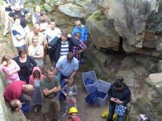 Vor der Höhle hat sich eine Warteschlange gebildet, da aus Sicherheitsgründen nur je fünf Personen einem HBV-Mitglied folgen können. Fotos: Sabine Meißner