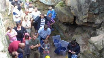 Vor der Höhle hat sich eine Warteschlange gebildet, da aus Sicherheitsgründen nur je fünf Personen einem HBV-Mitglied folgen können. Fotos: Sabine Meißner