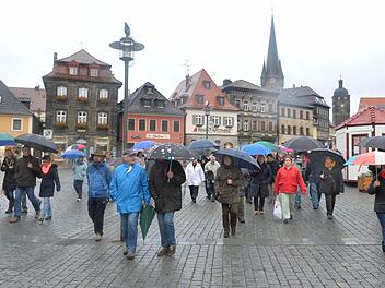 Durch den Regen kamen Lichtenfelser und Besucher dem Leben und der Verfolgung in einer gut zweistündigen Stadtführung immer näher.Foto: Ronald Rinklef