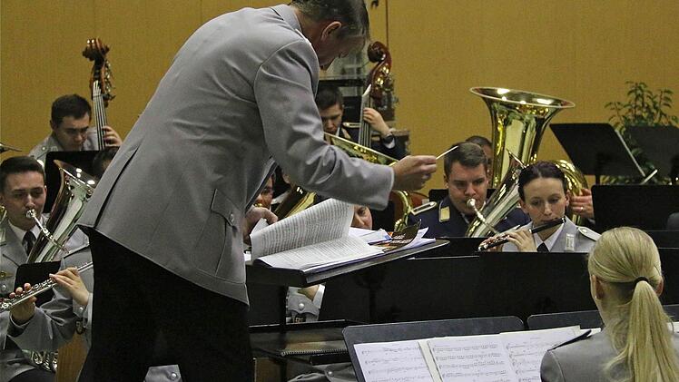 Das Ausbildungs-Musikkorps der Bundeswehr gab in der Erthalhalle ein Benefizkonzert.  Foto: Gerd Schaar