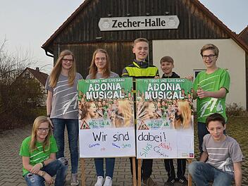 Diese Schüler aus der Region sind als Akteure beim Musical- Team dabei und freuen sich auf ihren Auftritt vor großem Publikum in der Zecherhalle. Von links Corinna Reinhold, Tamara Reinhold, Ina Schultheiß, Christian Detsch, Jonas Schröppel, Noah Fiedler und Silas Fiedler. Foto: Hpfmann