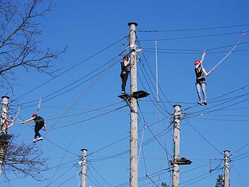 In luftiger Höhe lassen sich Männer und Frauen zu Trainern ausbilden. Fotos: Carmen Schwind