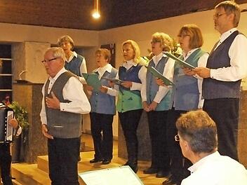 Der Hammerbacher Singkreis trug die Texte von Hans Mehl vor. Foto: Pauline Lindner