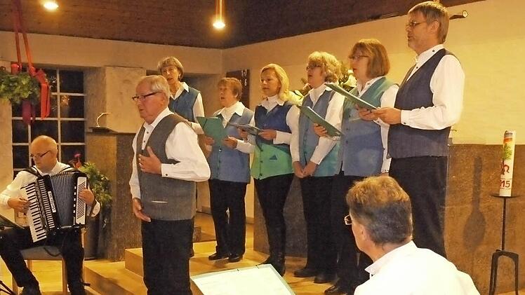 Der Hammerbacher Singkreis trug die Texte von Hans Mehl vor. Foto: Pauline Lindner