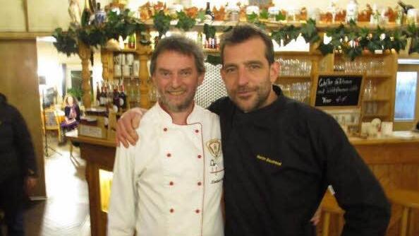 TV-Koch Martin Baudrexel hatte für einen Tag das Restaurant Aischblick rund um die Kochkünste Norbert Gumbrecht im Visier. Nach der Aufnahme gab es noch ein Erinnerungsfoto für den Höchstadter.  Foto: privat