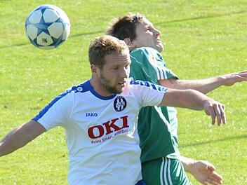 Trennen sich die Wege? Tim Eckert vom VfR Sulzthal (links) und Sebastian Hüfner vom FC Untererthal kämpfen um den Ligaverbleib. Foto: ssp