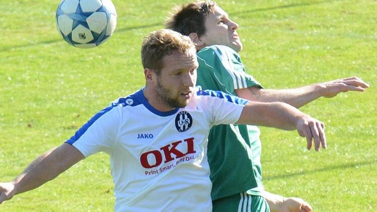 Trennen sich die Wege? Tim Eckert vom VfR Sulzthal (links) und Sebastian Hüfner vom FC Untererthal kämpfen um den Ligaverbleib. Foto: ssp