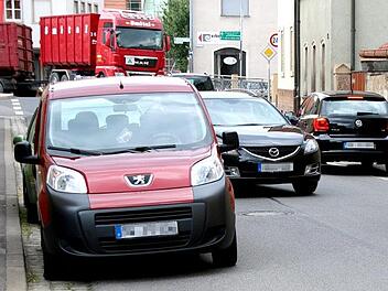 Gefährliche Situation in der Bamberger Straße in Zeil: Das Ausweichmanöver des rechten Autos führt über den Gehweg.  Foto: Klaus Schmitt