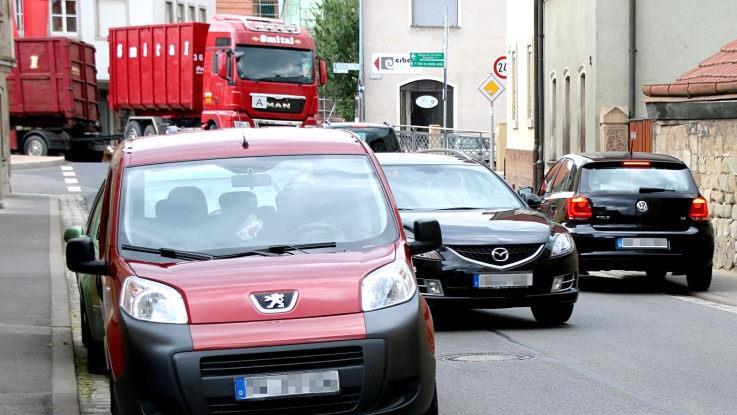 Gefährliche Situation in der Bamberger Straße in Zeil: Das Ausweichmanöver des rechten Autos führt über den Gehweg.  Foto: Klaus Schmitt