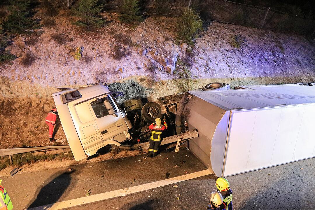Gegen Felswand gekracht und aus Fahrzeug geschleudert