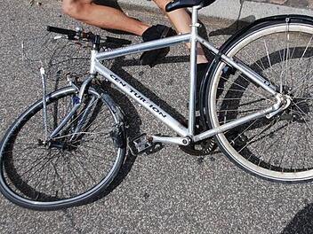 Ein t&ouml;dlicher Fahrradsturz hat sich am sp&auml;ten Freitagabend in Bayreuth ereignet. Symbolbild: pixabay.com/AndersAndersen