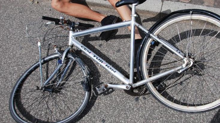 Ein tödlicher Fahrradsturz hat sich am späten Freitagabend in Bayreuth ereignet. Symbolbild: pixabay.com/AndersAndersen