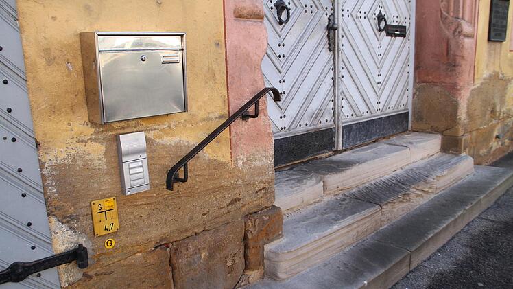 Wenig bekannt, ist die Klingel unter den ohnehin schon tiefer gelegten Briefkasten. Sie ist ein Serviceangebot der Stadt für Menschen mit Handicap.  Foto: Gerda Völ