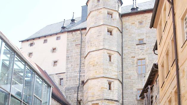 Ein Hoch auf das neue Ambiente: B&uuml;rgermeister Martin Bernreuther stie&szlig; mit Fred Unger von den Thurnauer Braufreunden an. Der Untere Schlosshof ist erst in allerletzter Minute fertig geworden, doch das Ambiente ist einzigartig. Foto: Sonny Adam