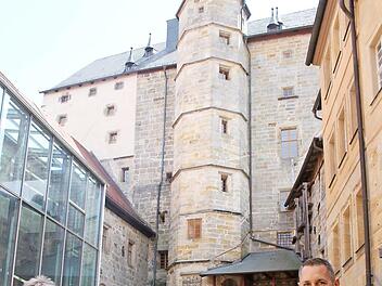 Ein Hoch auf das neue Ambiente: B&uuml;rgermeister Martin Bernreuther stie&szlig; mit Fred Unger von den Thurnauer Braufreunden an. Der Untere Schlosshof ist erst in allerletzter Minute fertig geworden, doch das Ambiente ist einzigartig. Foto: Sonny Adam