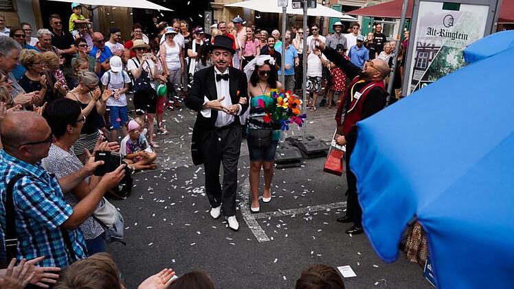 Blitzhochzeit mitLeonardo & Mirilla: Für die Verliebt-Verlobt-Verheiratet-Vorführung, ihre urkomische Mimik und eine Angel, die für das Halten einer Discokugel genau fünf Sekunden pro Auftritt im Einsatz ist, bekommen die beiden mindestens zwei Euro.  Foto: Sarah Seewald