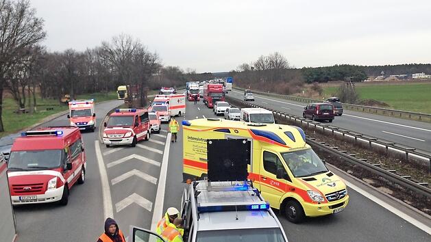 Schon ohne Baustelle ist es für die Rettungskräfte oft nicht einfach, bis zum Einsatzort zu kommen. Die Rettungsgasse kann lebensnotwendig werden.  Foto: Michael Busch