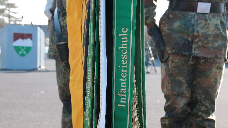 Das neue Fahnenband der Infanterieschule.