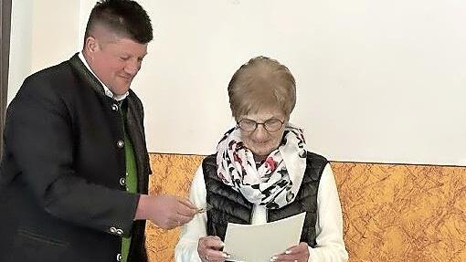 Christa Henkel wurde für ihre 40-jährige Mitgliedschaft mit der Ehrennadel in Gold gewürdigt.