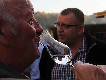 Ein Besucher probiert einen Obstbrand. Fotos: Gerd Schaar