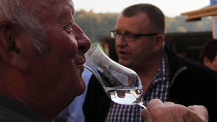 Ein Besucher probiert einen Obstbrand. Fotos: Gerd Schaar
