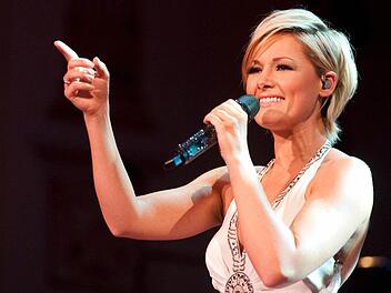 Da geht's lang und immer höher: Helene Fischer dringt mit ihrem aktuellen Erfolg in Sphären vor, die so höchstens noch Andrea Berg erreicht. Nachdem die "Farbenspiel"-Hallentournee mit über 300 000 Besuchern so schnell ausverkauft war, schließt die Künstlerin 2015 eine Stadion-Tour an. Foto: dpa