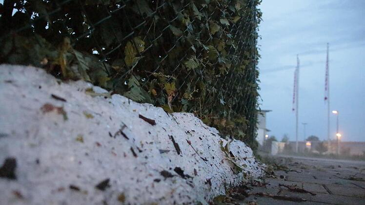 Die Hagelkörner wurden per Schneepflug beiseite geschoben.
