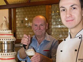 Fritz Räther (links) und sein Neffe Oliver Sesselmann, der das Gasthaus in Oberzettlitz seit Jahresbeginn führt.  Foto: Archiv/Valentin