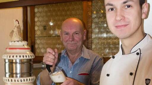 Fritz Räther (links) und sein Neffe Oliver Sesselmann, der das Gasthaus in Oberzettlitz seit Jahresbeginn führt.  Foto: Archiv/Valentin