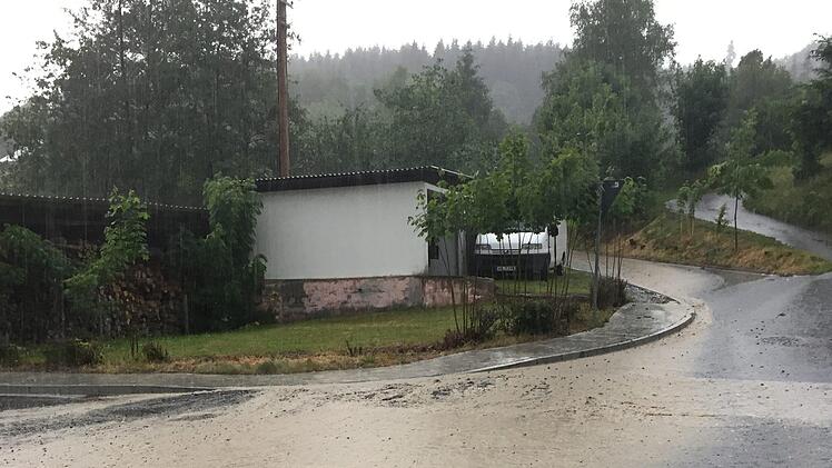 So wie hier in Steinwiesen sah es am Samstag in vielen Gemeinden des Landkreises aus. Foto: Alexander Löffler