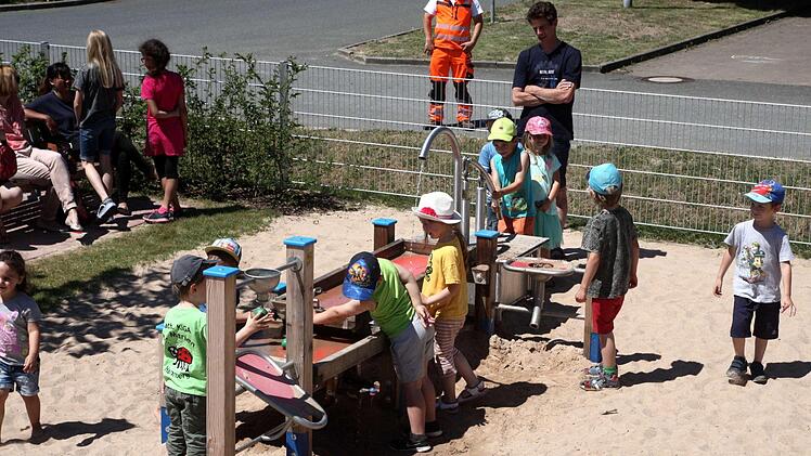 Die Kinder eroberten den Spielplatz in Windeseile. Foto: Richard Sänger