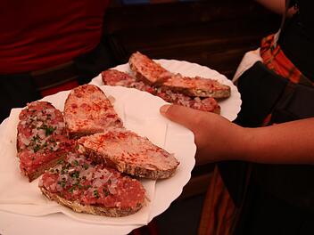 Wenn es heiß ist, schmeckt  ein Zwiebelmettbrot wunderbar.Foto: Stefanie Gleixner