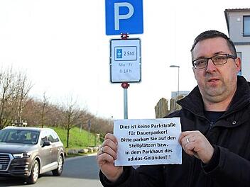 Stefan Bischof verdeutlicht den Protest der Bewohner. Die Stadt hat zwischenzeitlich mit einer Parkscheibenregelung in zwei Straßen reagiert.  Fotos: Bernhard Panzer